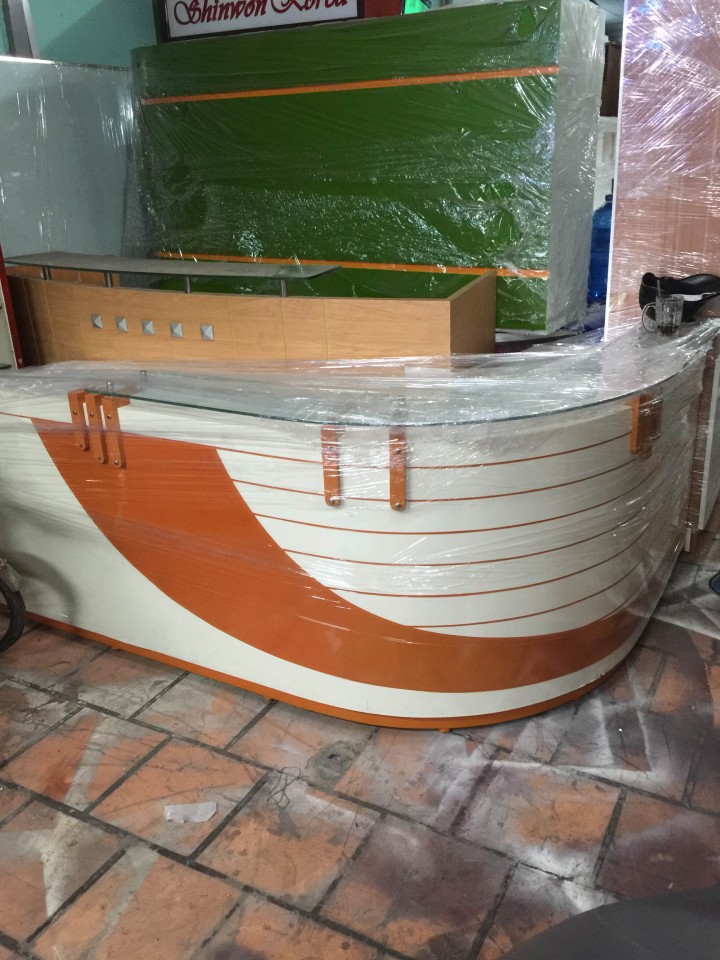 Thanh lý quầy lễ tân trắng cam mới 90%